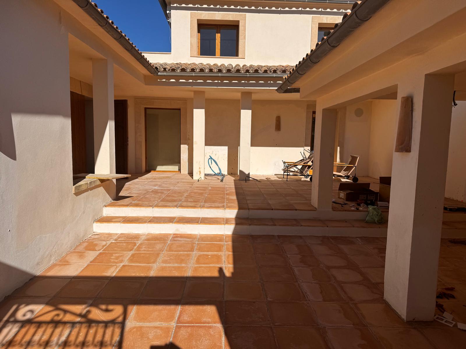 Pintores profesionales de Pinturas Llorens trabajando en una vivienda en Puigpunyent, Mallorca