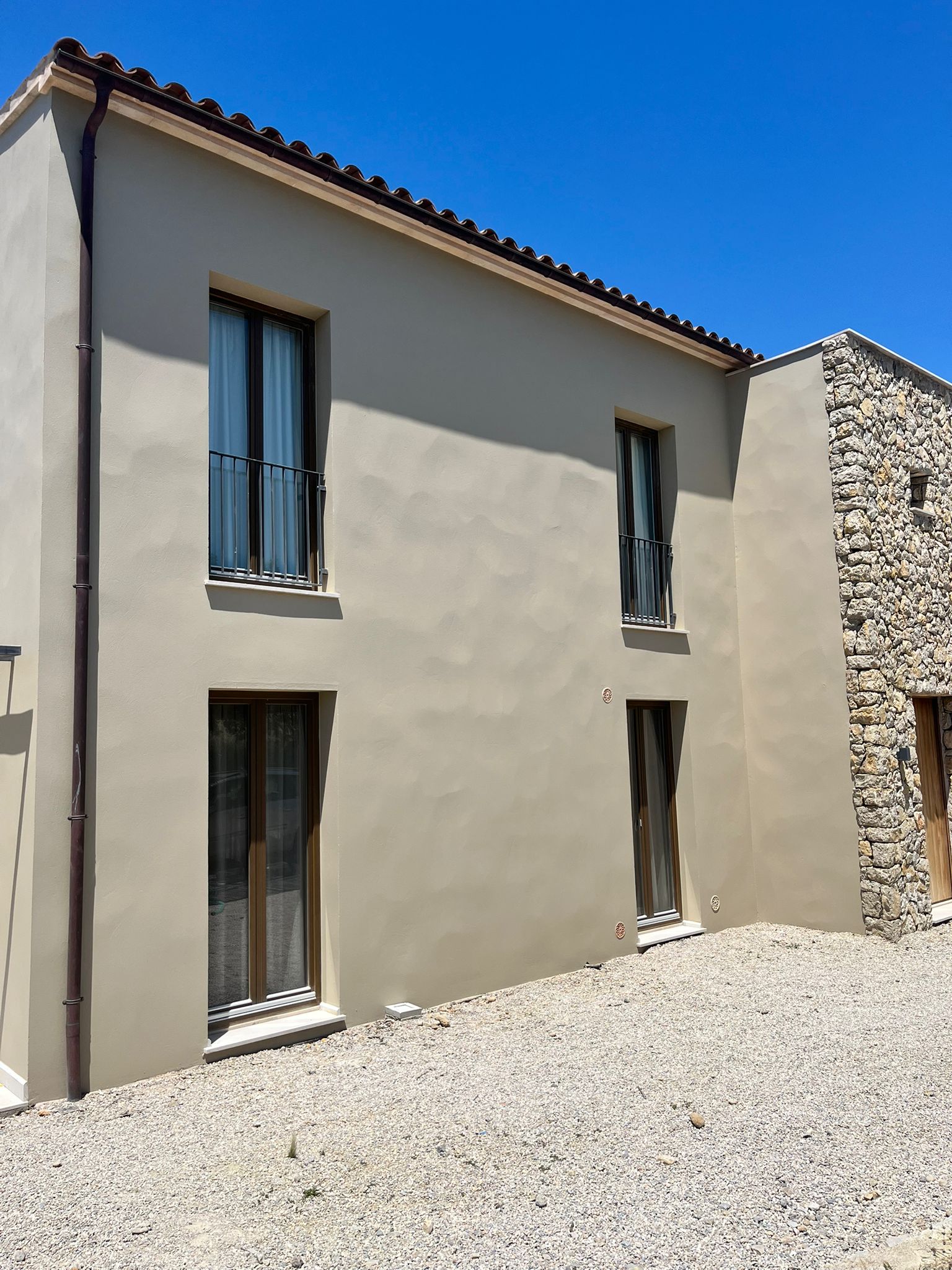 Pintores profesionales de Pinturas Llorens trabajando en una vivienda en Selva, Mallorca