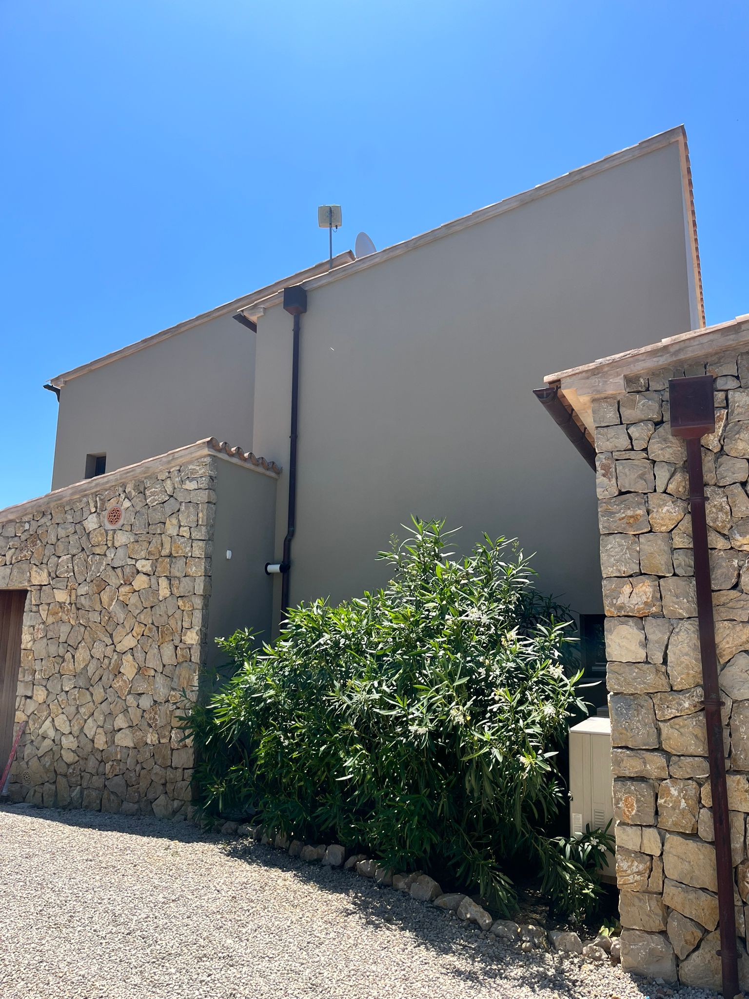 Pintura de fachada de vivienda tradicional en Pollença, Mallorca