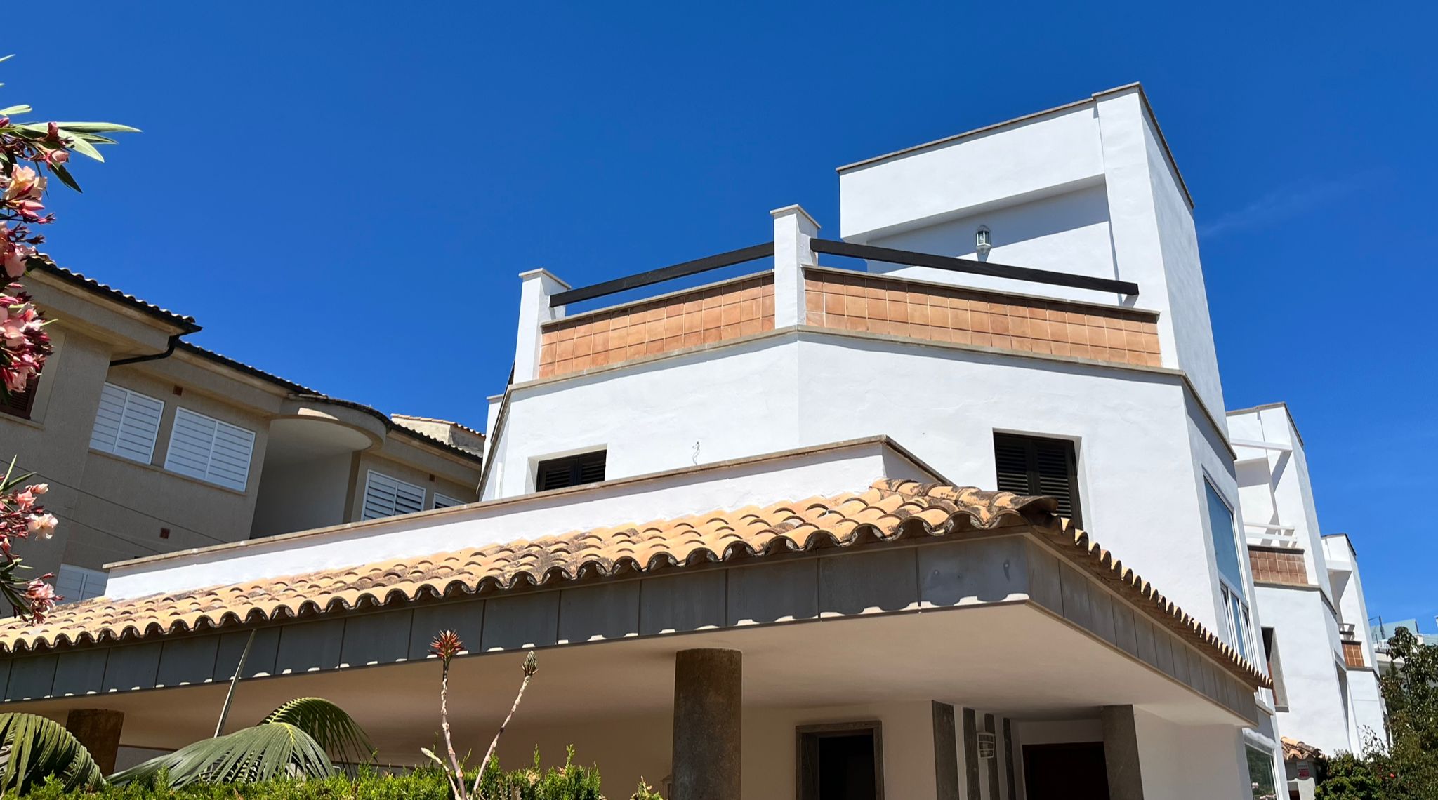 Fachada villa mediterránea pintada