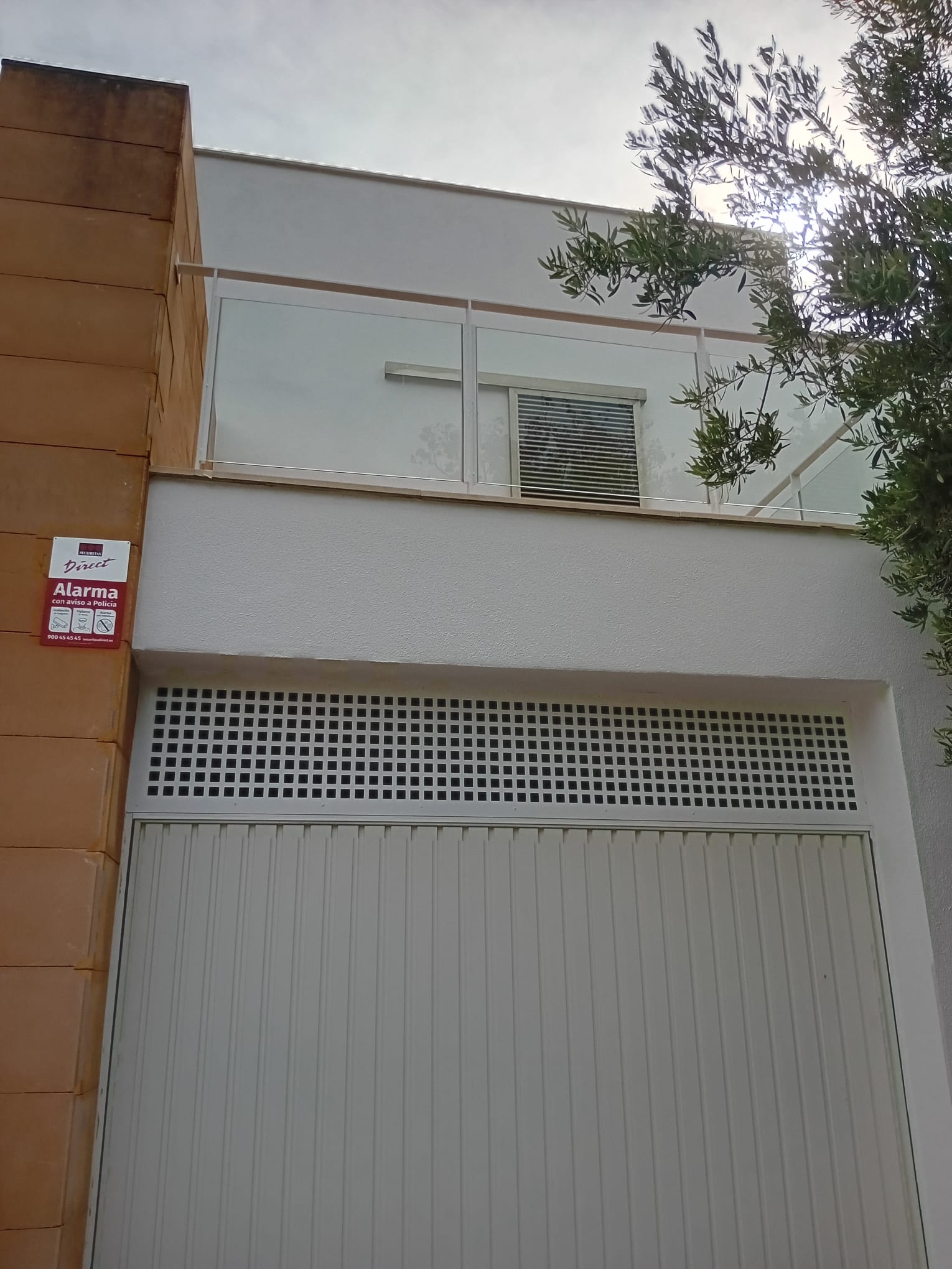 Fachada moderna con garaje