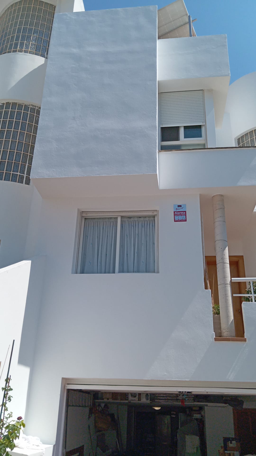Pintores profesionales de Pinturas Llorens trabajando en una vivienda en Consell, Mallorca