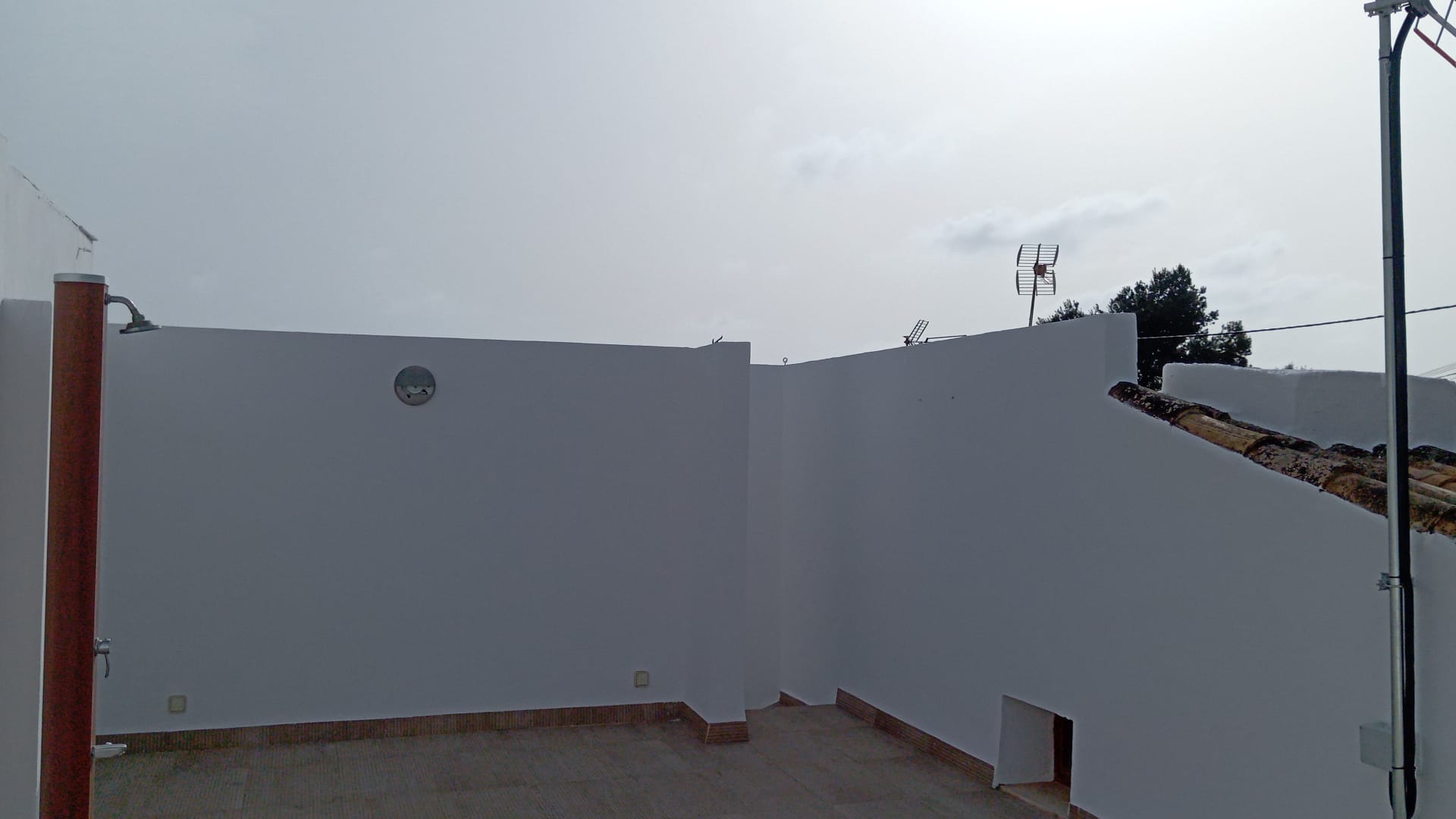 Pintores profesionales de Pinturas Llorens trabajando en una vivienda en Búger, Mallorca